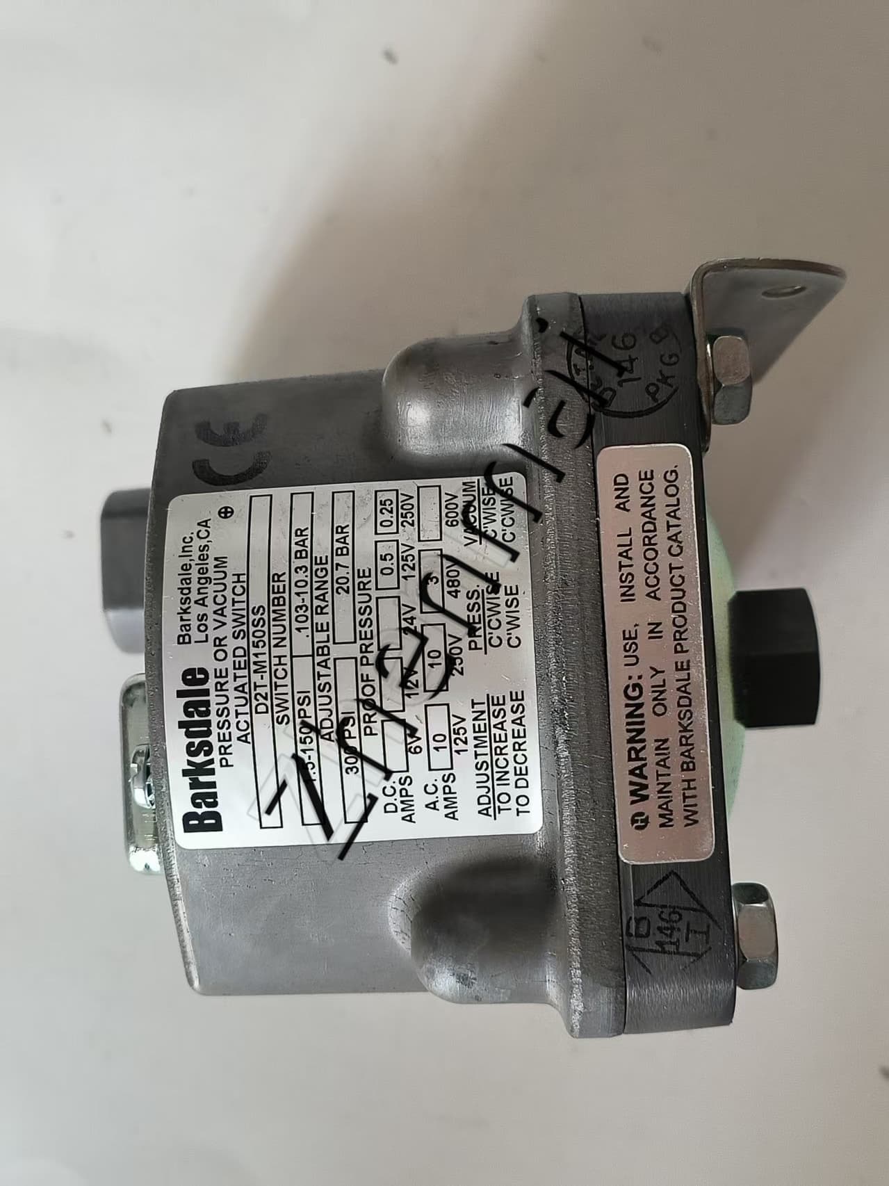 Visiškai naujas originalus Barksdale D2T-M150SS slėgio jutiklis Lygio jungiklis Srauto jungiklis Slėgio jungiklis Greitas pristatymas