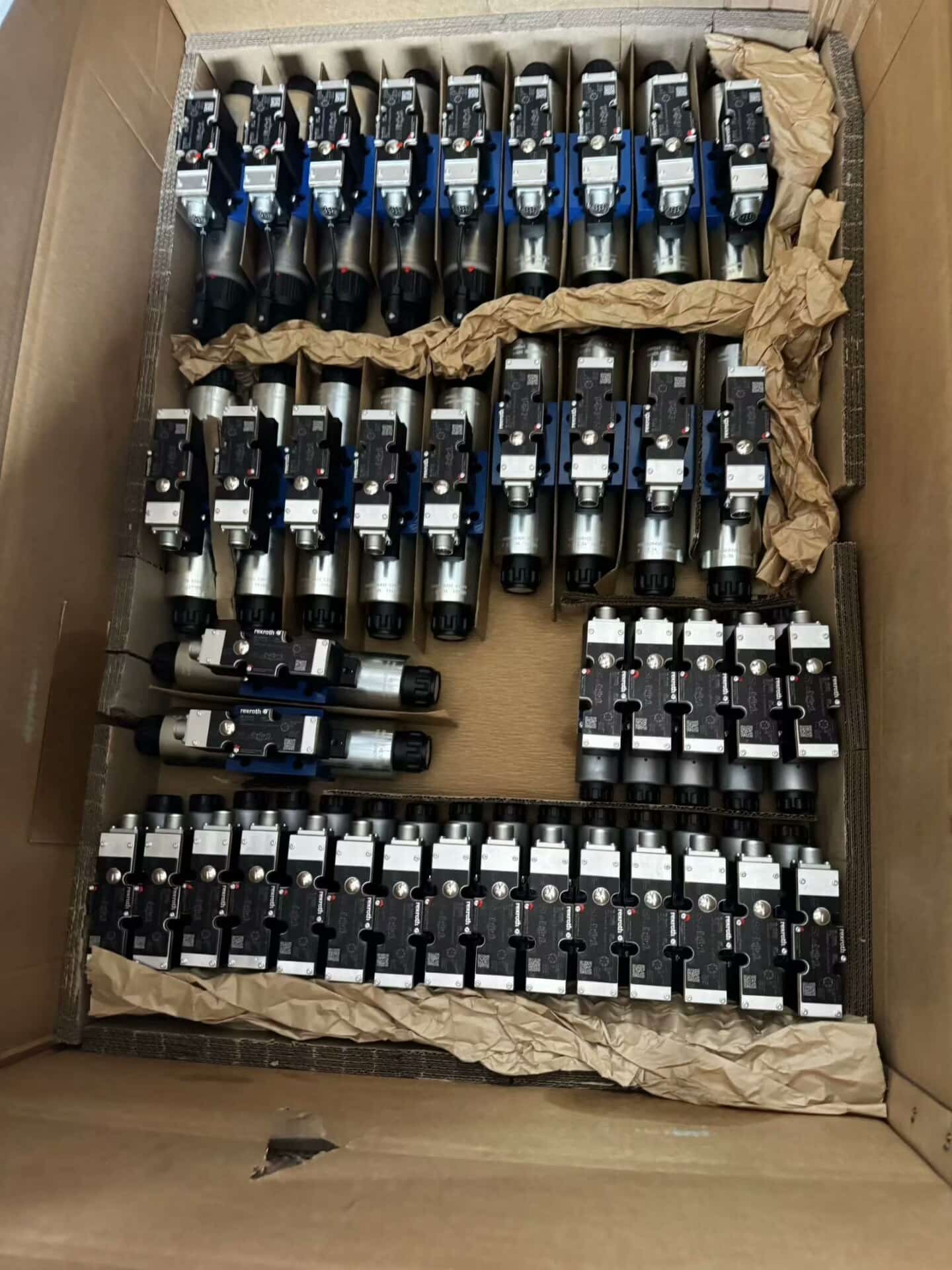 Visiškai naujas originalus Bosch Rexroth servo pavara Proporcinis vožtuvas 4WRZE10W9-85-7X/6EG24N9ETK31/F1D3M servo variklis Greitas pristatymas