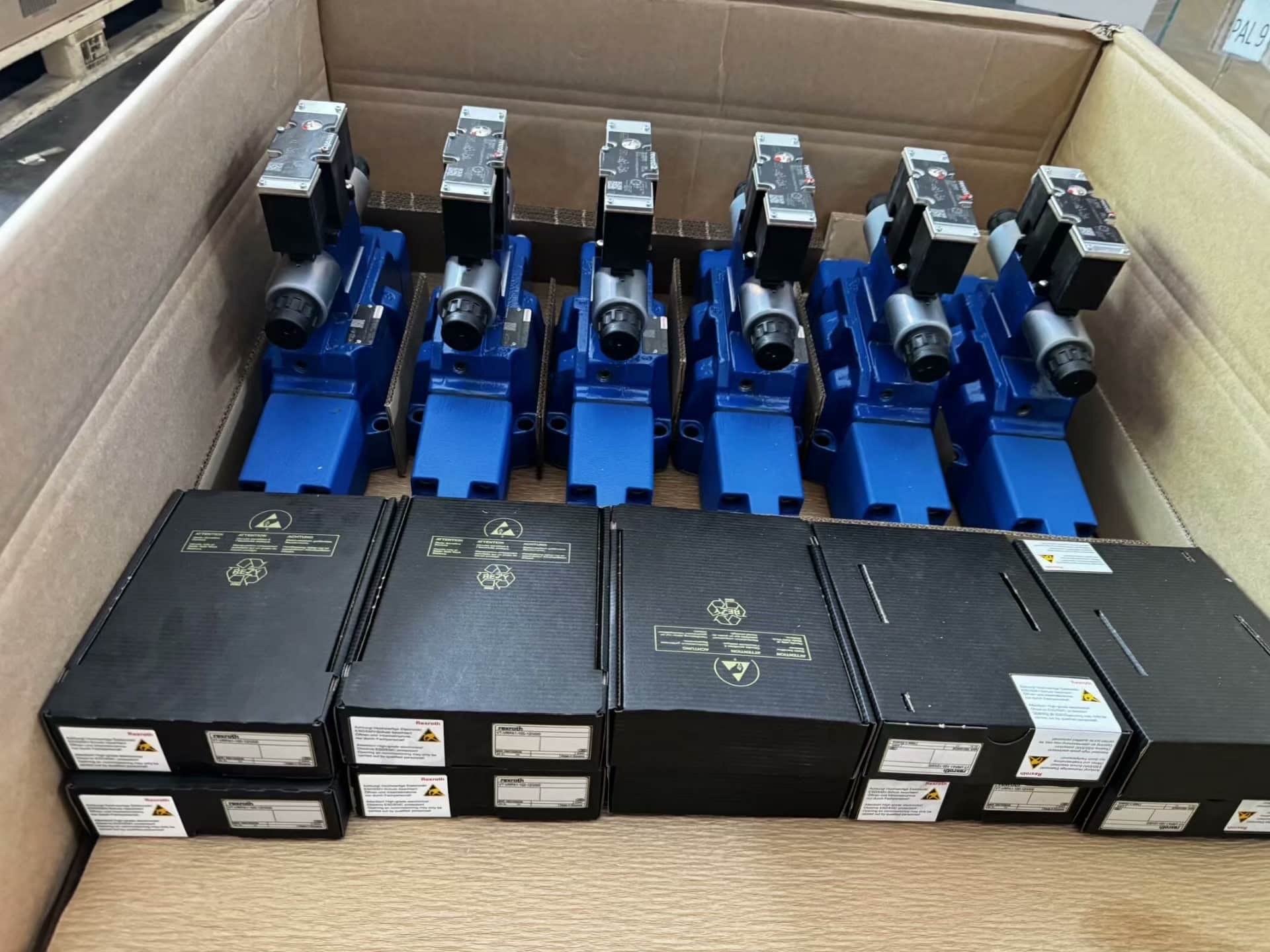Visiškai naujas originalus Bosch Rexroth servo pavara Proporcinis vožtuvas4WRZE32W8-520-7X/6EG24N9K31/F1D3M servo variklis Greitas pristatymas